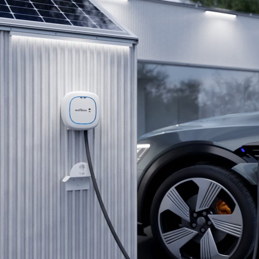 Fehér Wallbox Pulsar Max kültéri telepítési példa