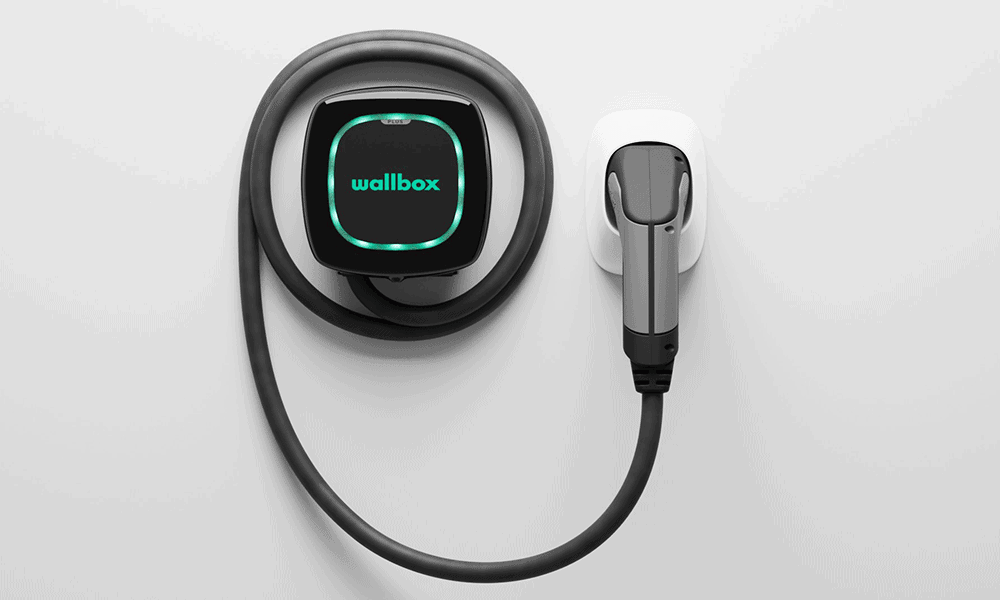 Fekete Wallbox Pulsar Plus falra szerelve