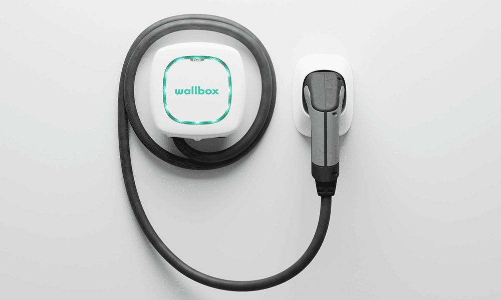 Fehér Wallbox Pulsar Plus falra szerelve